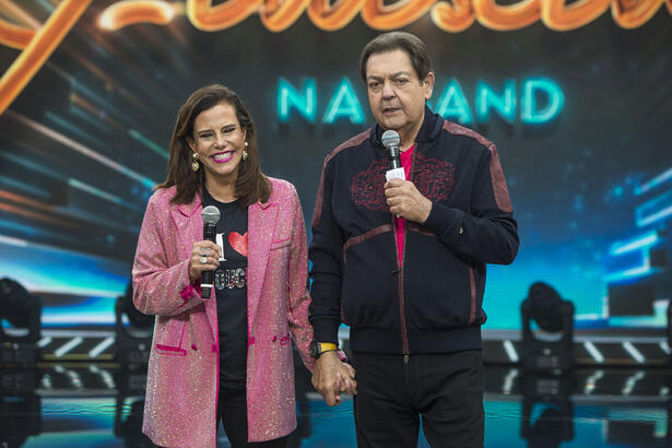 Narcisa Tamborindeguy de mãos dadas com Fausto Silva na Band