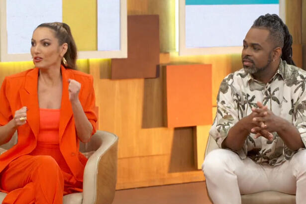 Patrícia Poeta e Manoel Soares sentados no sofá do Encontro