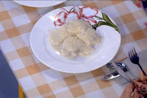 Ravióli com molho de queijo pronto no cenário do Minha Mãe Cozinha Melhor que a Sua