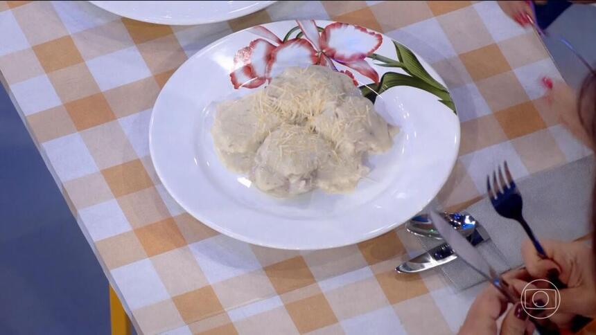 Ravióli com molho de queijo pronto no cenário do Minha Mãe Cozinha Melhor que a Sua