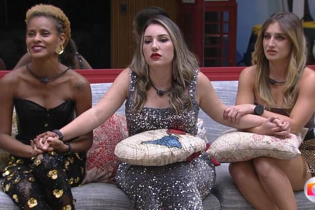 Aline Wirley, Amanda e Bruna Griphao sentadas no sofá do BBB 23, durante a final