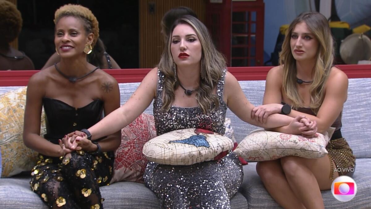Aline Wirley, Amanda e Bruna Griphao sentadas no sofá do BBB 23, durante a final
