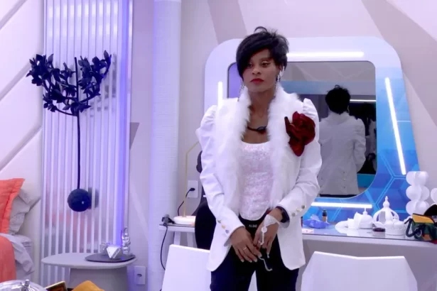 Aline de casaco branco, body brilhoso e calça preta, pronta para festa do Lider do BBB 23