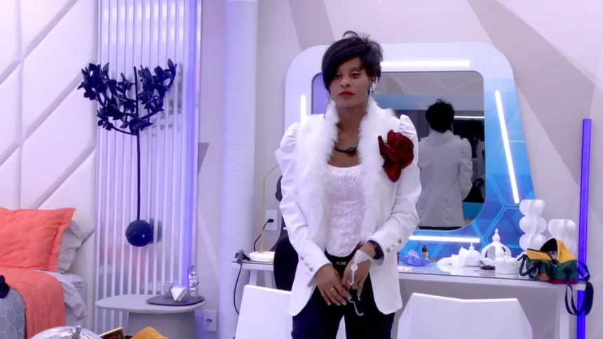 Aline de casaco branco, body brilhoso e calça preta, pronta para festa do Lider do BBB 23