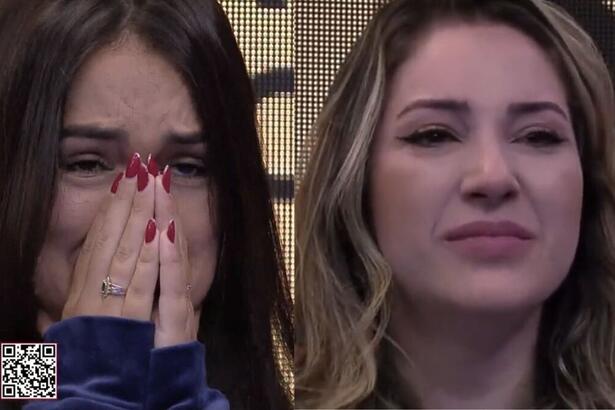 Larissa chorando com as mãos no rosto. Na outra imagem, Amanda com semblante de choro olhando para frente.