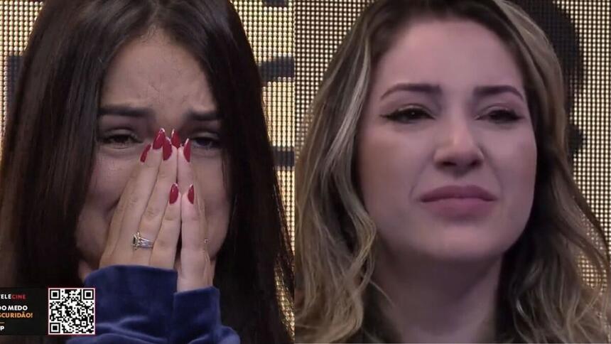 Larissa chorando com as mãos no rosto. Na outra imagem, Amanda com semblante de choro olhando para frente.