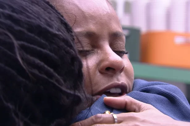 Aline abraçando Sarah na dispensa do BBB 23