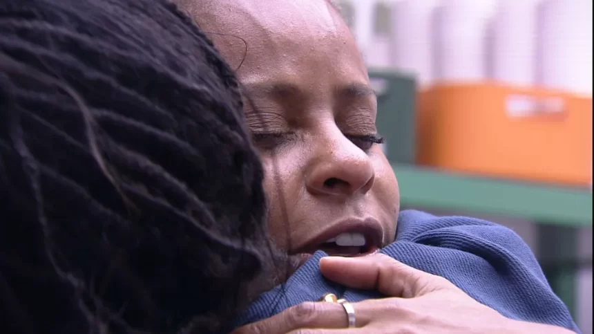 Aline abraçando Sarah na dispensa do BBB 23