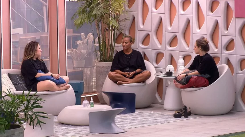 Amanda, Aline e Bruna sentadas na varanda do BBB 23