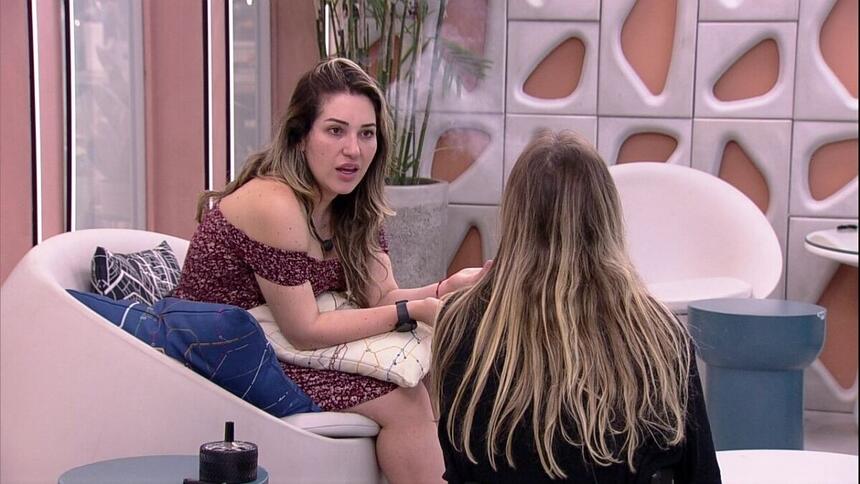 Amanda sentada ao lado de Bruna na varanda do BBB 23