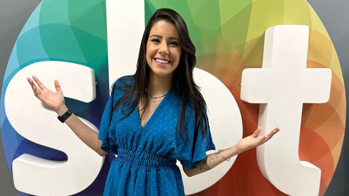 Amanda Neves posa em frente ao logo do SBT na TV Jornal Recife