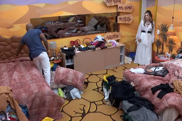 Cezar de camisa azul e calça branca no Quarto Deserto conversando com AManda, que está de vestido branco, em pé