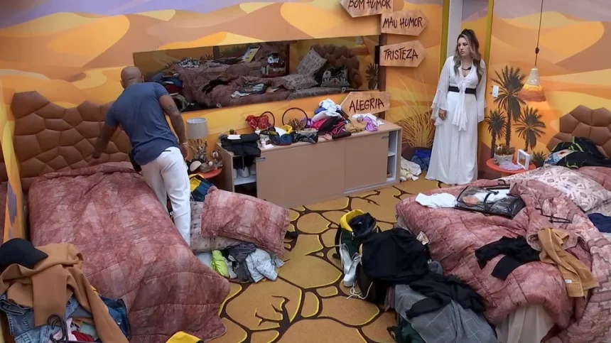 Cezar de camisa azul e calça branca no Quarto Deserto conversando com AManda, que está de vestido branco, em pé