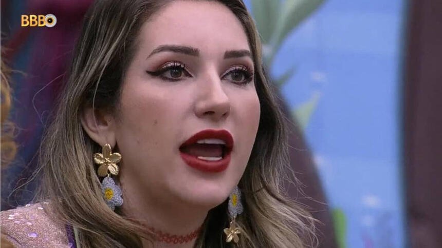 Amanda ponta para festa, discursando no quarto fundo do mar no BBB 23