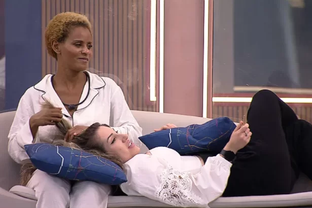 Aline Wirley sentada com Amanda no colo, deitada, durante conversa na varanda do BBB 23