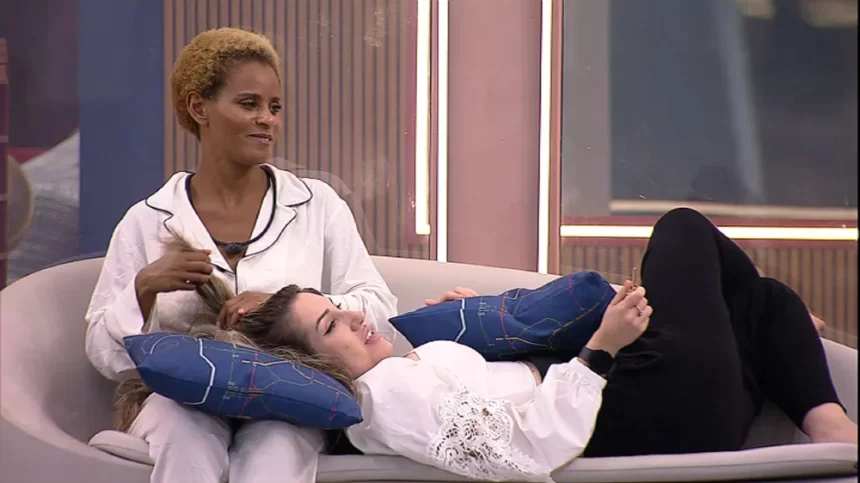 Aline Wirley sentada com Amanda no colo, deitada, durante conversa na varanda do BBB 23