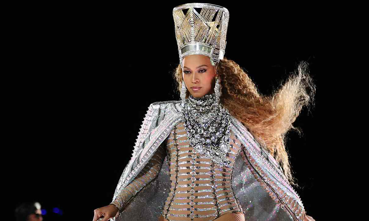 Beyoncé de look preta com pedras de brilhante durante show no Coachella