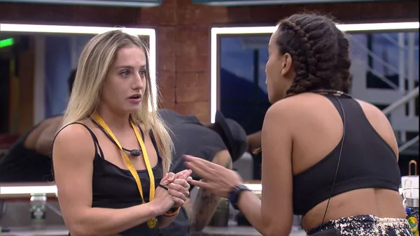 Aline Wirly de top preto que nem Bruna G, que passou um poduto para olhar um ourro