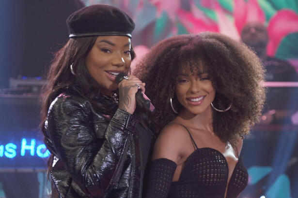 Brunna Gonçalves e Ludmilla posando juntos no palco do Altas Horas