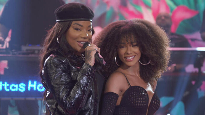 Brunna Gonçalves e Ludmilla posando juntos no palco do Altas Horas