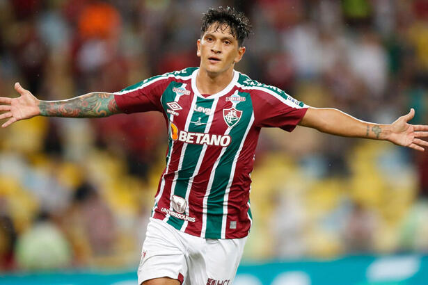 Jogador Cano, de braços abertos, comemorando o título do Fluminense