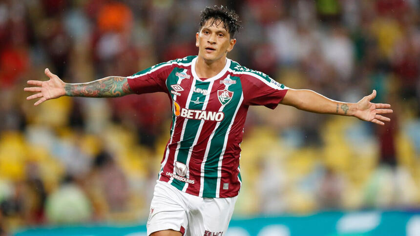 Jogador Cano, de braços abertos, comemorando o título do Fluminense