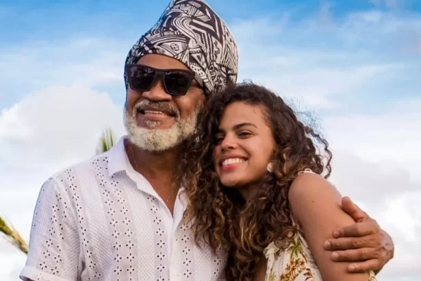 Carlinhos Brown abraçado com Clara Buarque durante ensaio fotográfico externo