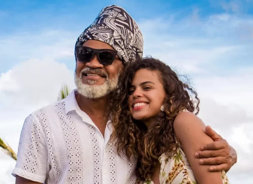 Carlinhos Brown abraçado com Clara Buarque durante ensaio fotográfico externo