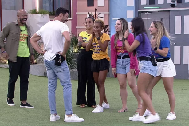 Cauã Reymond em pé, com as mãos na cintura, em frente aos brothers do BBB 23