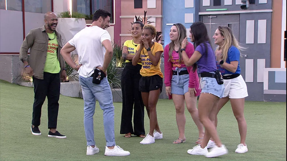 Cauã Reymond em pé, com as mãos na cintura, em frente aos brothers do BBB 23