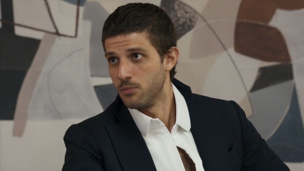 Chay Suede, como Ari, em trecho do capítulo da novela Travessia