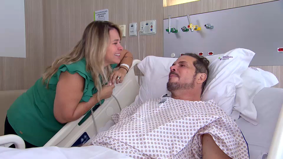 Conrado, na cama de hospital, e Andrea Sorvetão, em trecho da entrevista para o Domingo Espetacular