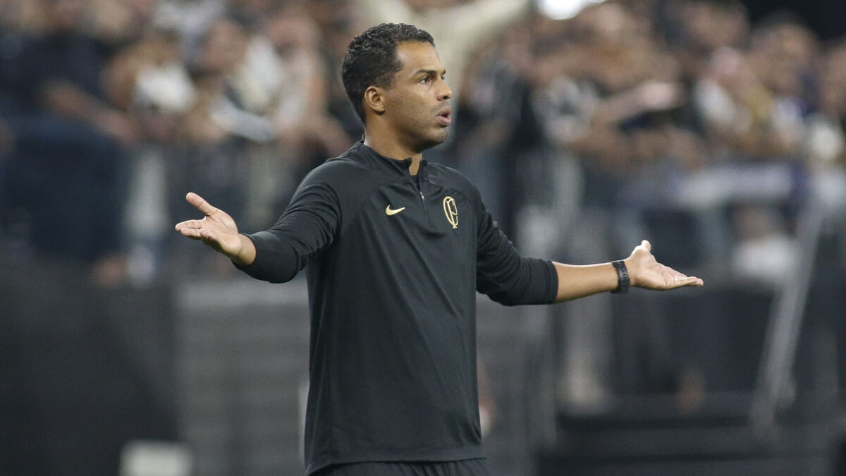 Técnico Fernando Lázaro, de braços abertos, no jogo Corinthians 0x1 Argentinos Juniors
