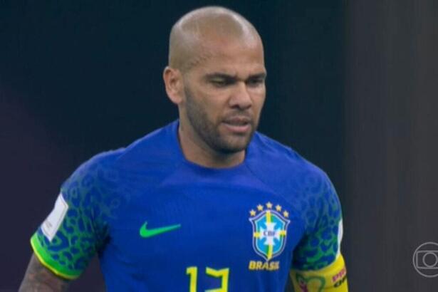 Daniel Alves em campo com a camisa da Seleção Brasileira