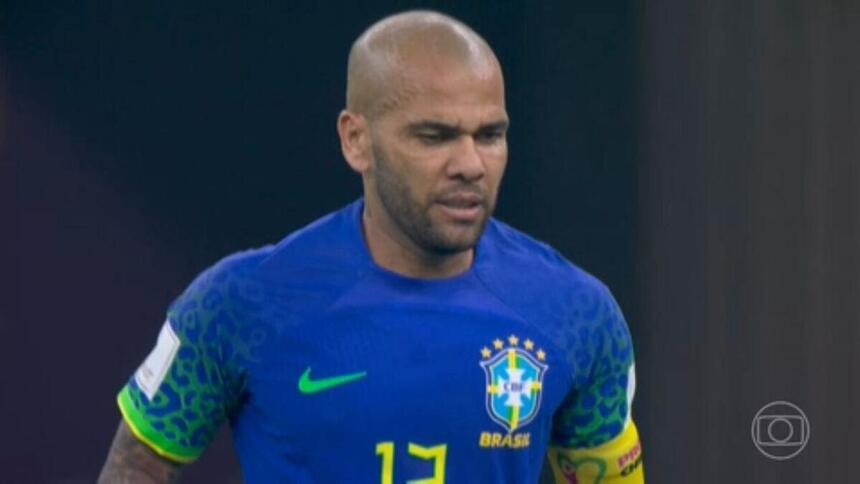 Daniel Alves em campo com a camisa da Seleção Brasileira