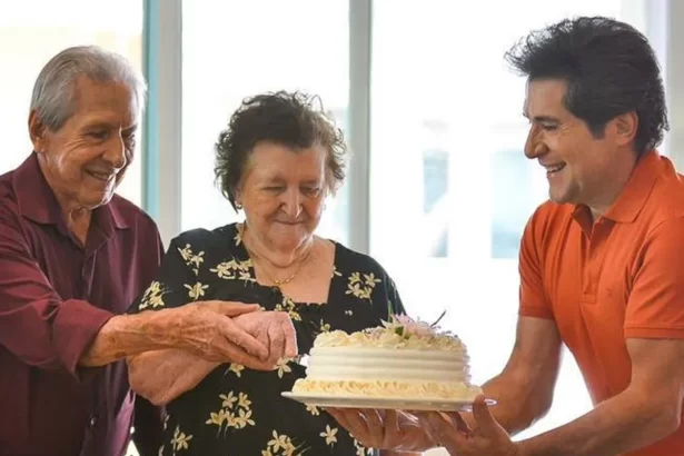 Daniel com a mãe, Maria Aparecida, que morreu aos 82 anos neste sábado (01º)