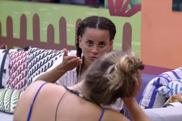 Domitila sentada no sofá em frente a Bruna Griphao, na varanda do BBB 23