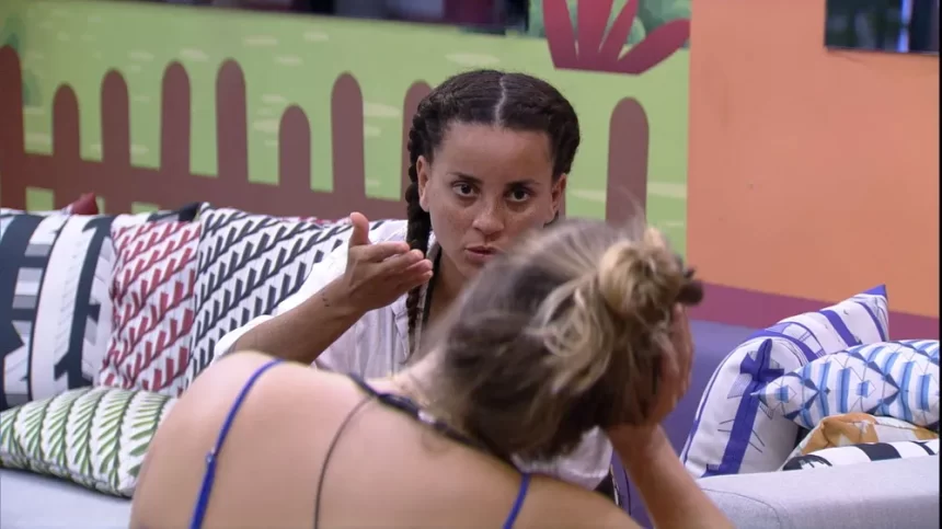 Domitila sentada no sofá em frente a Bruna Griphao, na varanda do BBB 23