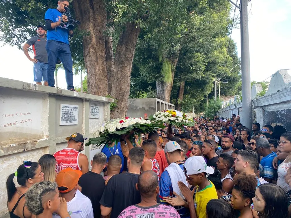 Enterro de MC Biel Xcamoso ocorreu sob forte comoção no Recife