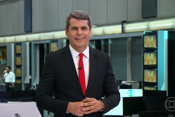 Fábio William sorrindo no cenário do Jornal Hoje cinco dias antes da demissão