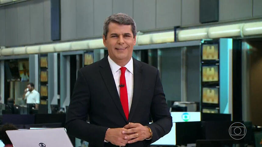 Fábio William sorrindo no cenário do Jornal Hoje cinco dias antes da demissão