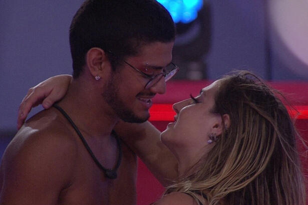 Gabriel Santana Bruna Griphao em um flerte e quase se beijando em uma festa do BBB 23