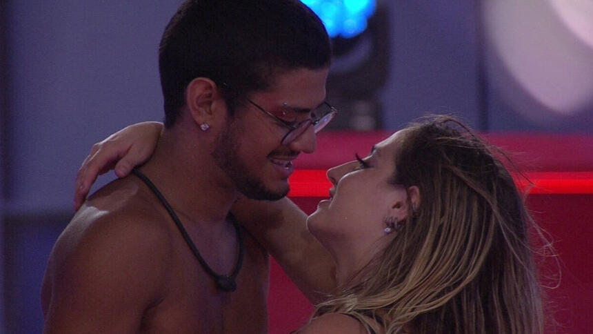 Gabriel Santana Bruna Griphao em um flerte e quase se beijando em uma festa do BBB 23