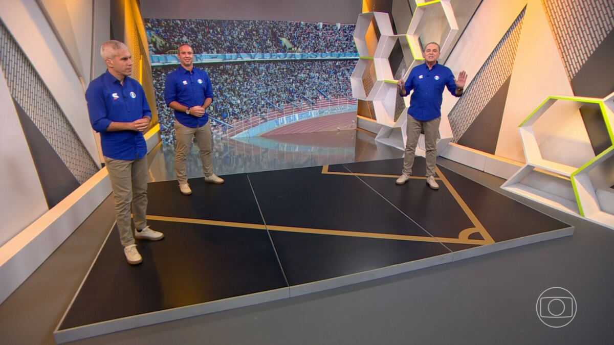 Narrador Luis Roberto, ao lado dos comentaristas Caio Ribeiro e Ricardinho, no estúdio de transmissão da Globo na partida Bolívar x Palmeiras