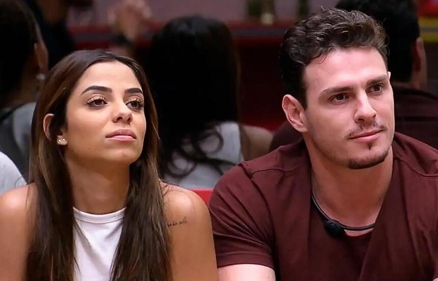 Gustavo e Key Alves sentados no sofá da sala do BBB 23