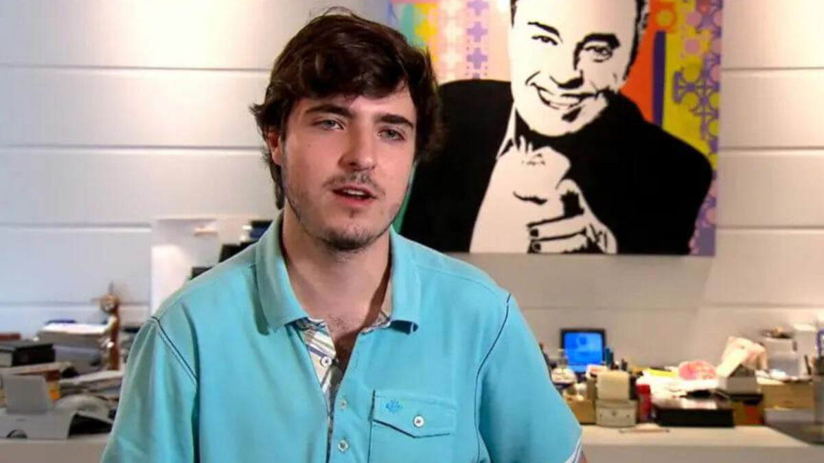 João Augusto Liberato, com uma blusa polo azul, em trecho do depoimento para o Domingo Legal