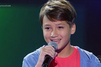 Juan Peter se apresenta no palco do The Voice Kids 8, quarto dia de audições às cegas
