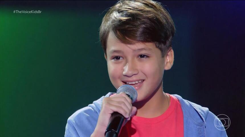 Juan Peter se apresenta no palco do The Voice Kids 8, quarto dia de audições às cegas