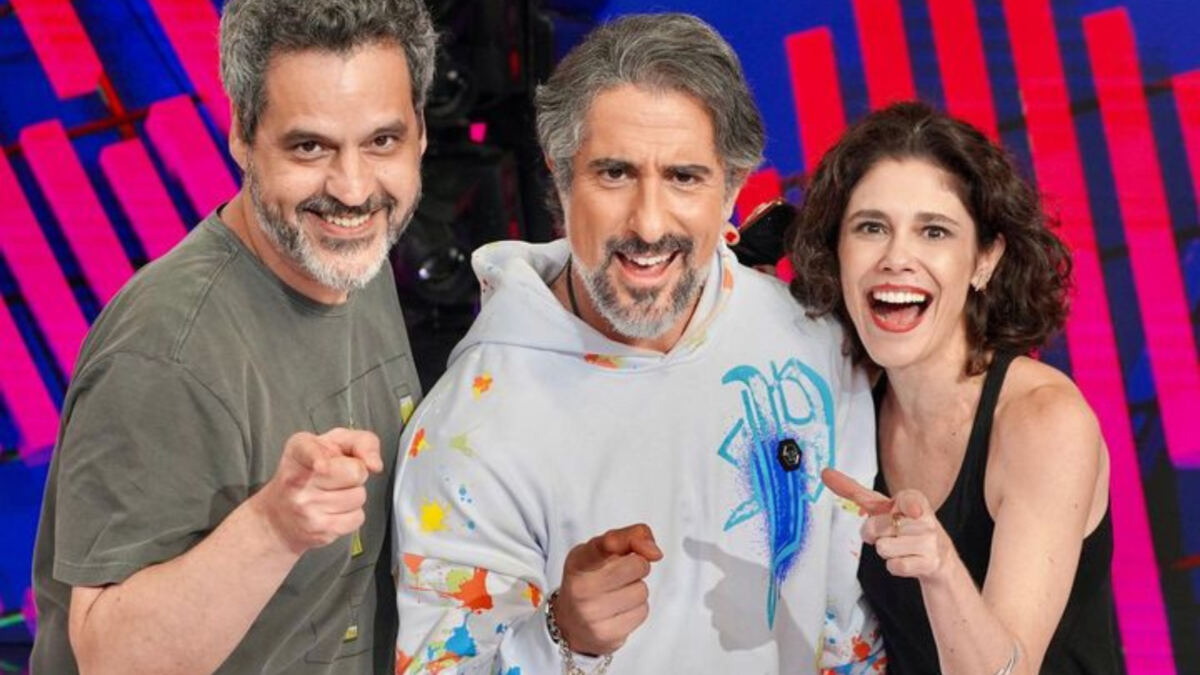 Bruno Garcia, Marcos Mion e Juliana Martins em foto posada no estúdio do Caldeirão