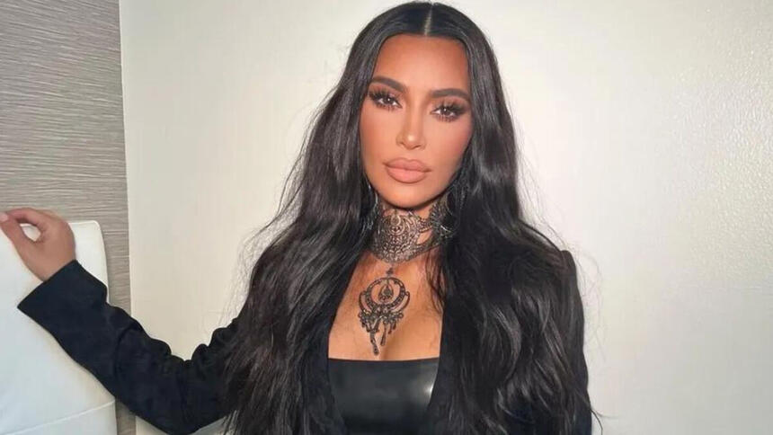 Kim Kardashian em foto posada